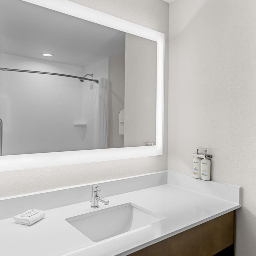 Photograph of Holiday Inn Express Hotel & Suites Savannah Midtown by IHG