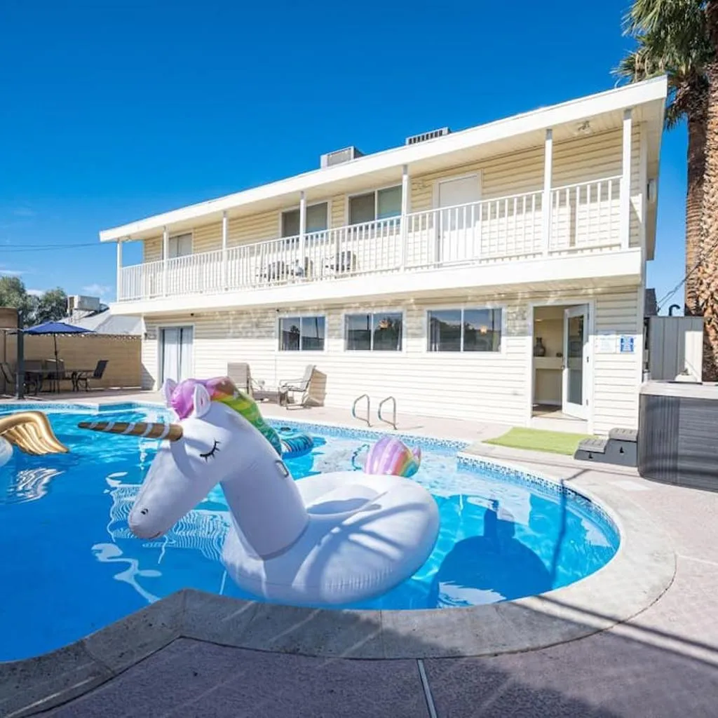 Large House, 15 Beds, Heated Pool, Hot Tub, BBQ, Close to Strip