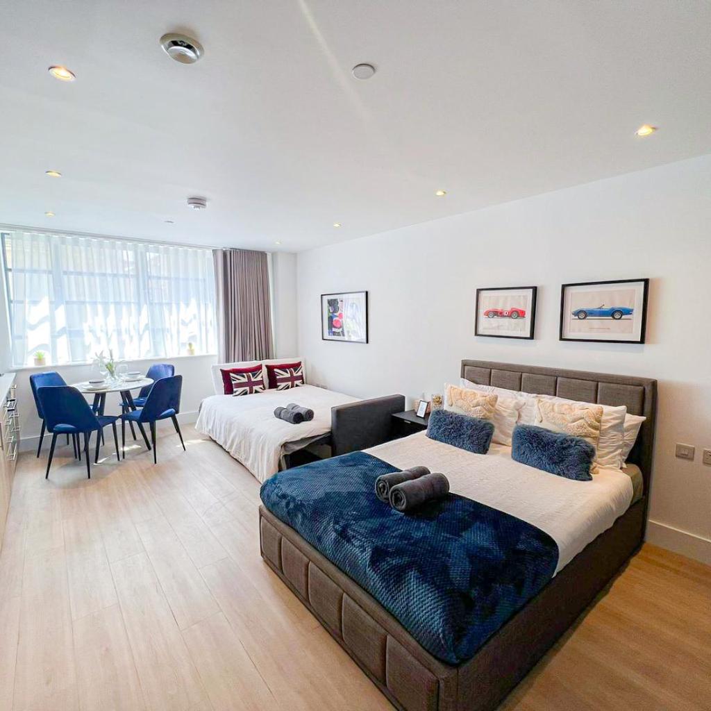 Photograph of 3-BDR with Balcony and 7 AC Studio Apartments in Marylebone near Regents Park & Baker St by Staylio London