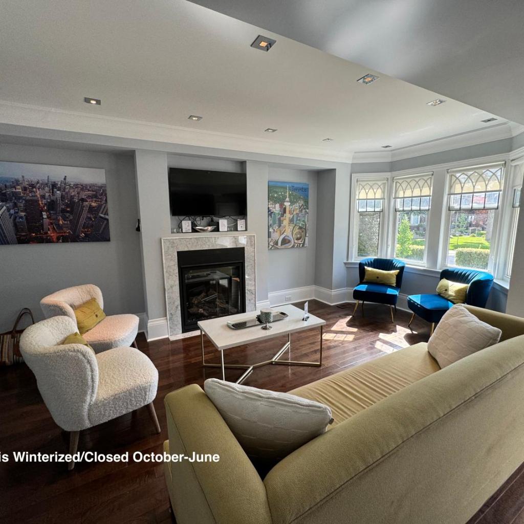 Photograph of Leaside Rental with Great Backyard & Pool