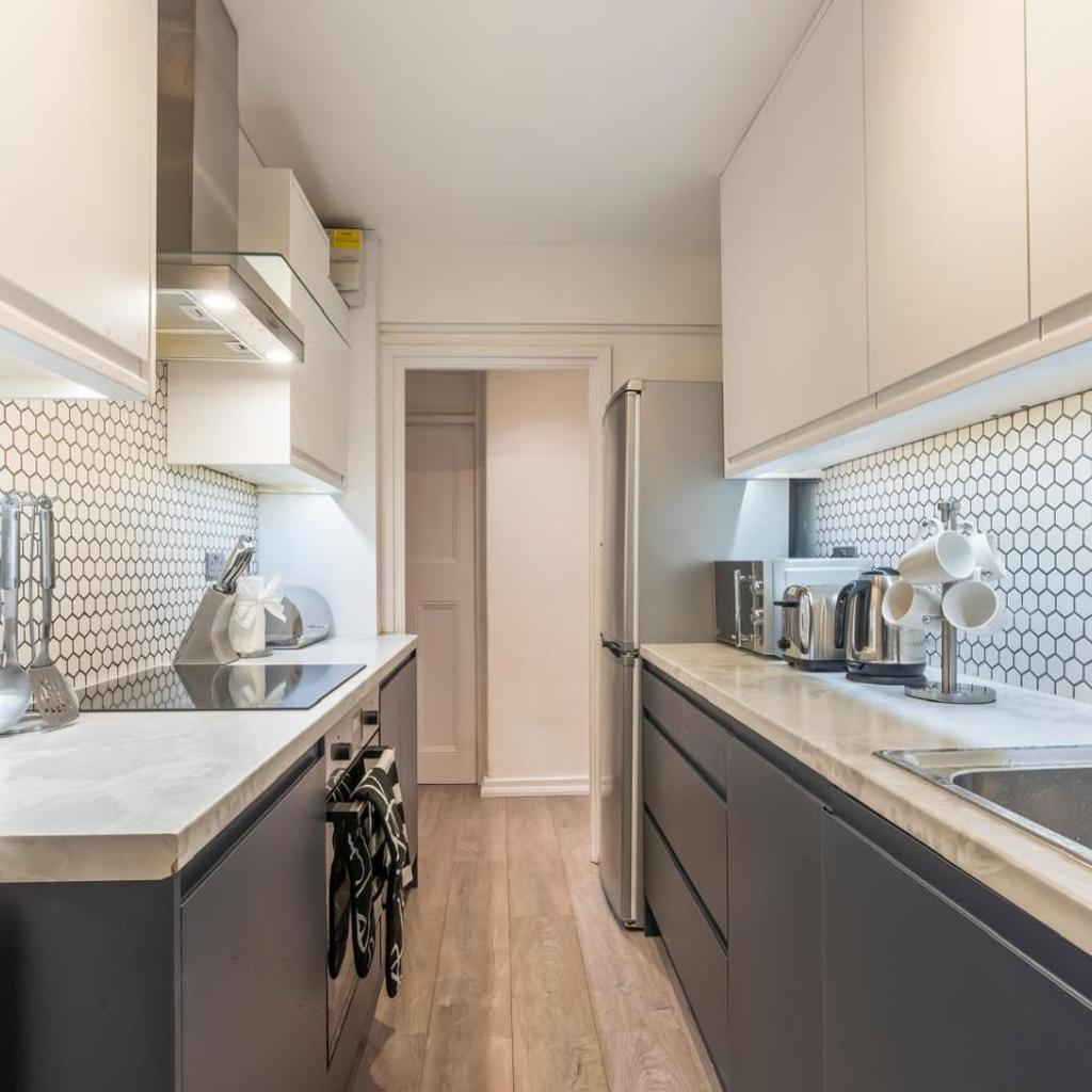 Photograph of Fulham Serviced Apartment, Sleeps 6 WIFI Parking
