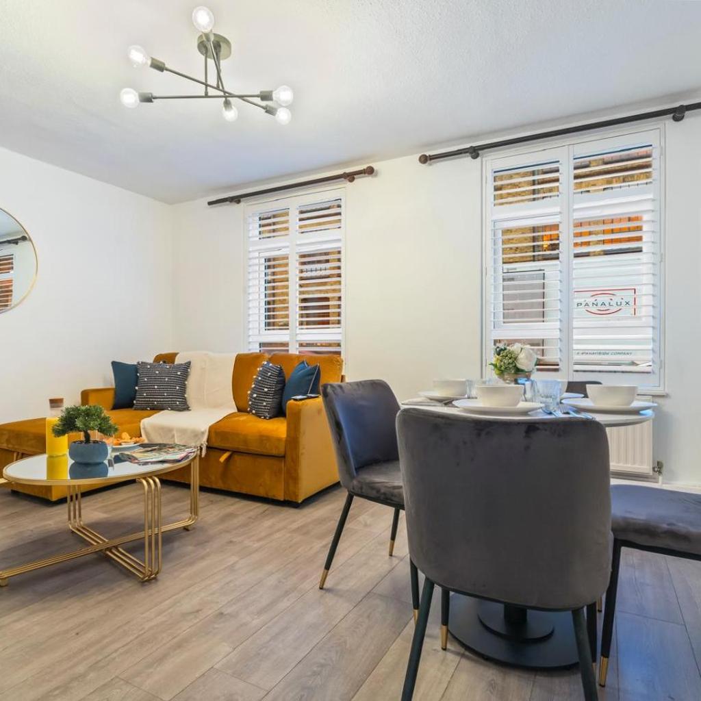 Photograph of Fulham Serviced Apartment, Sleeps 6 WIFI Parking