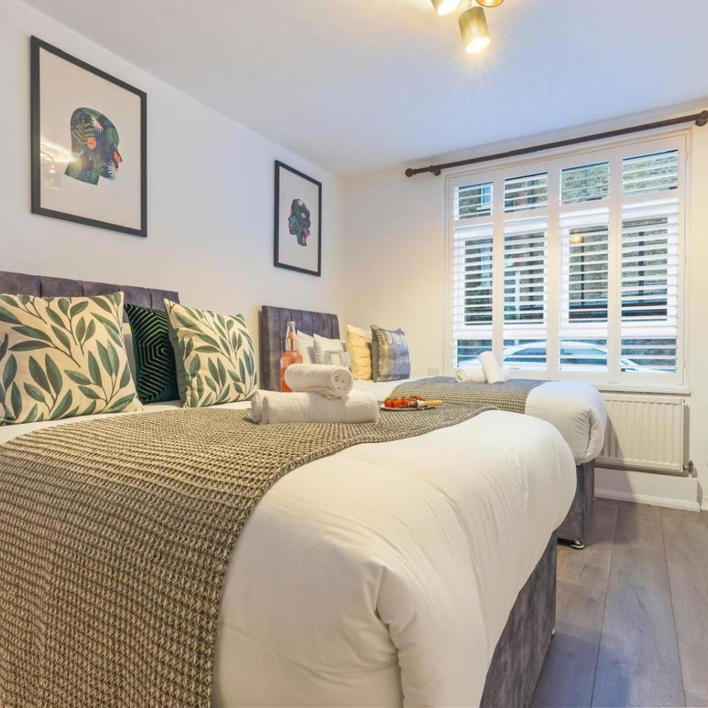 Photograph of Fulham Serviced Apartment, Sleeps 6 WIFI Parking
