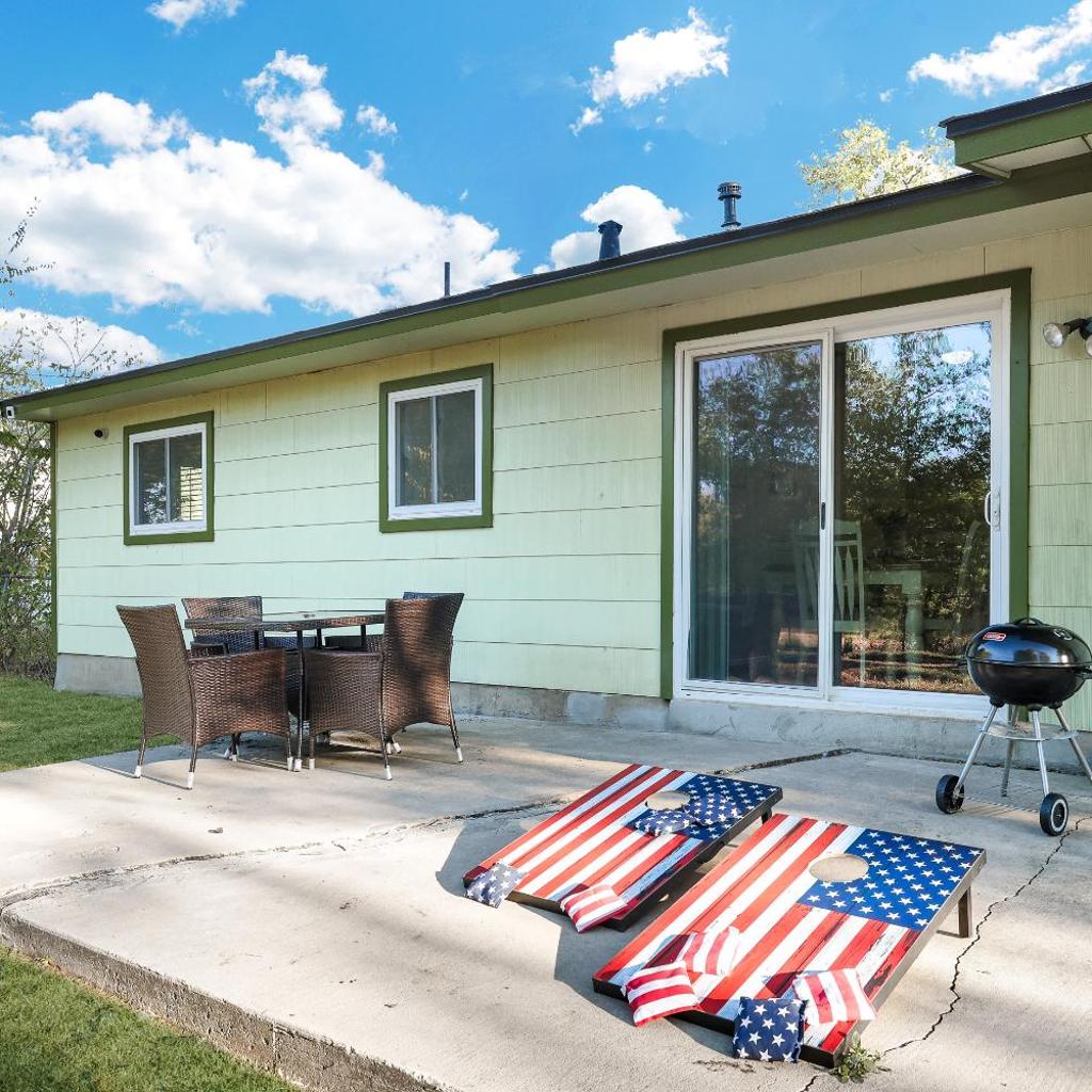 Photograph of Home Nr River Walk DT Airport BBQ Games Pets