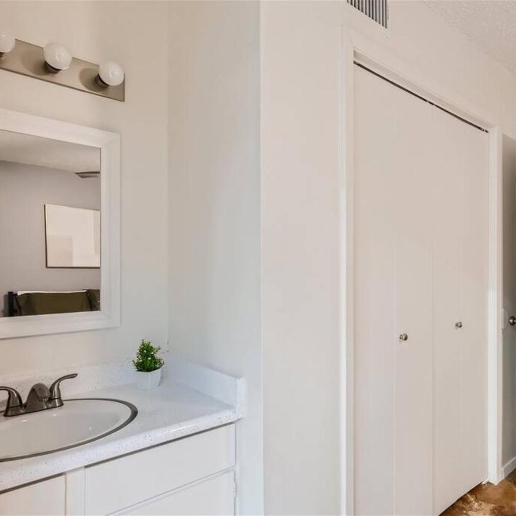 Photograph of 2B Getaway Steps to Dtwn - Sleeps 6 - Pool, Prkg