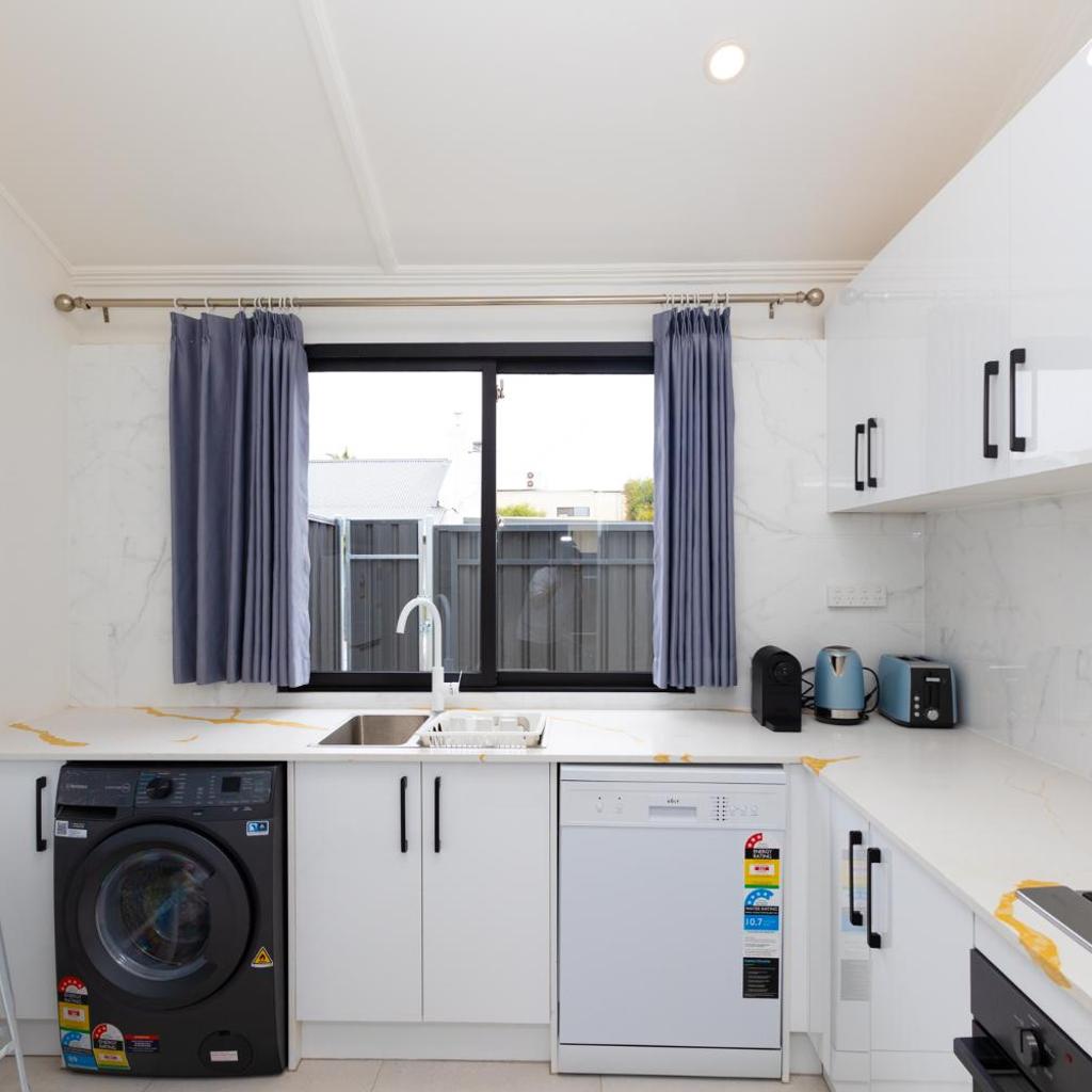 Photograph of Glenelg Modern Studio, QBed,Wifi