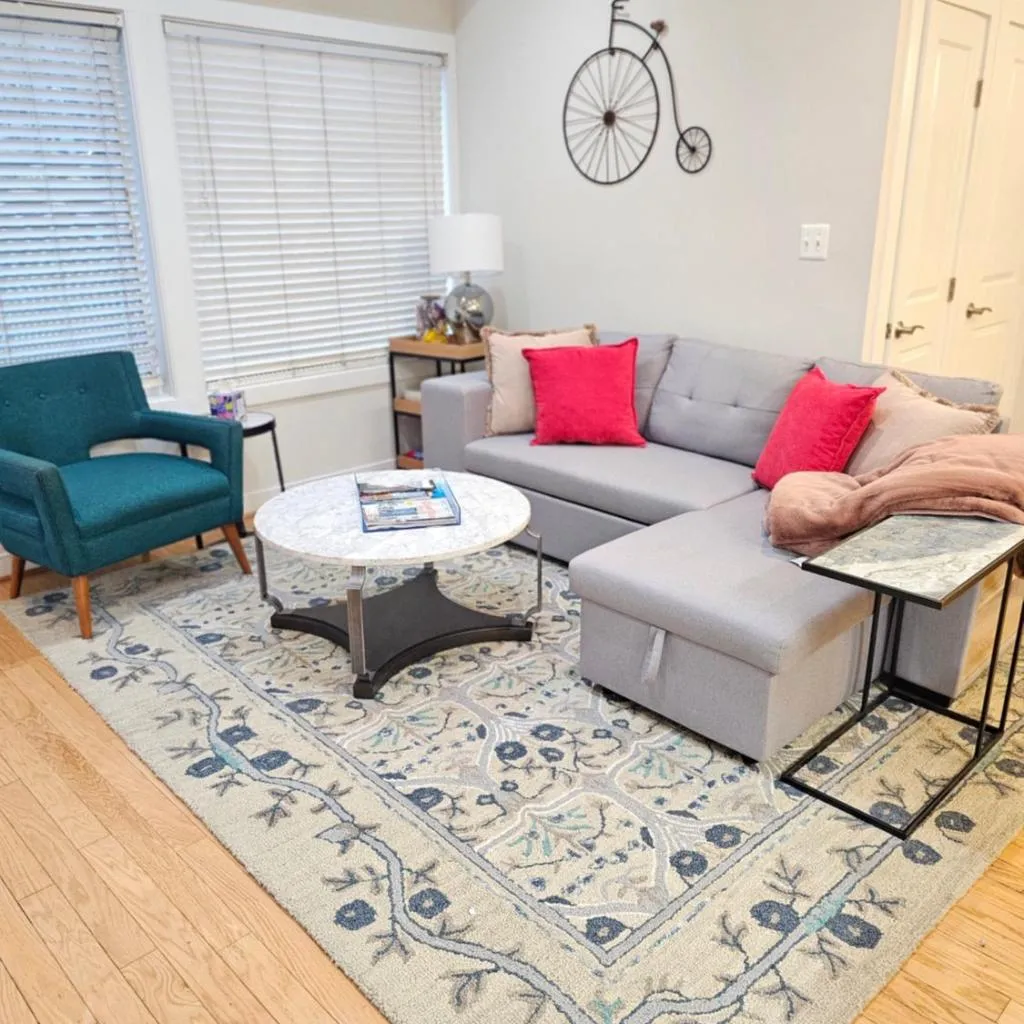 Chic 2 bedroom condo at 2121