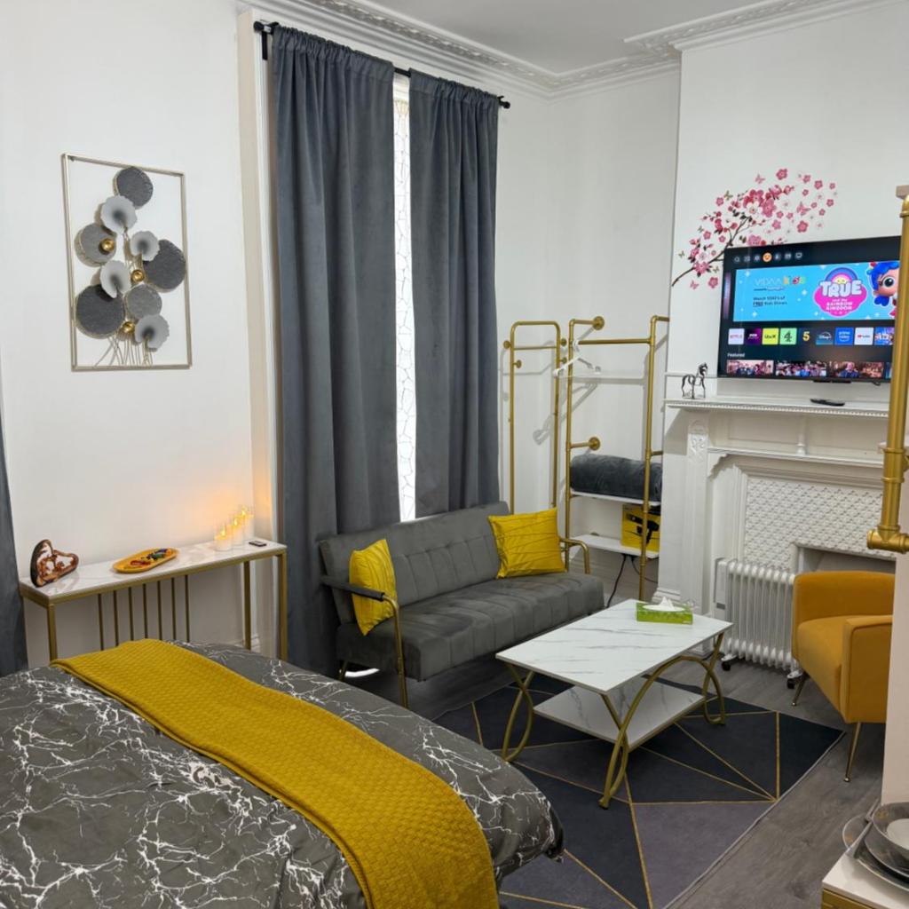 Photograph of Luxury Studio in Victoria, 7 minutes walk to Victoria Station, Room 6