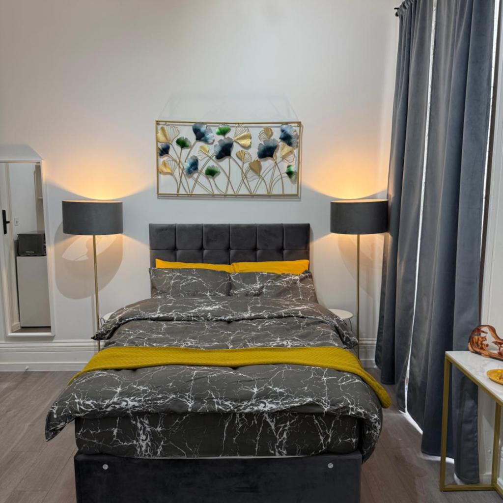 Photograph of Luxury Studio in Victoria, 7 minutes walk to Victoria Station, Room 6