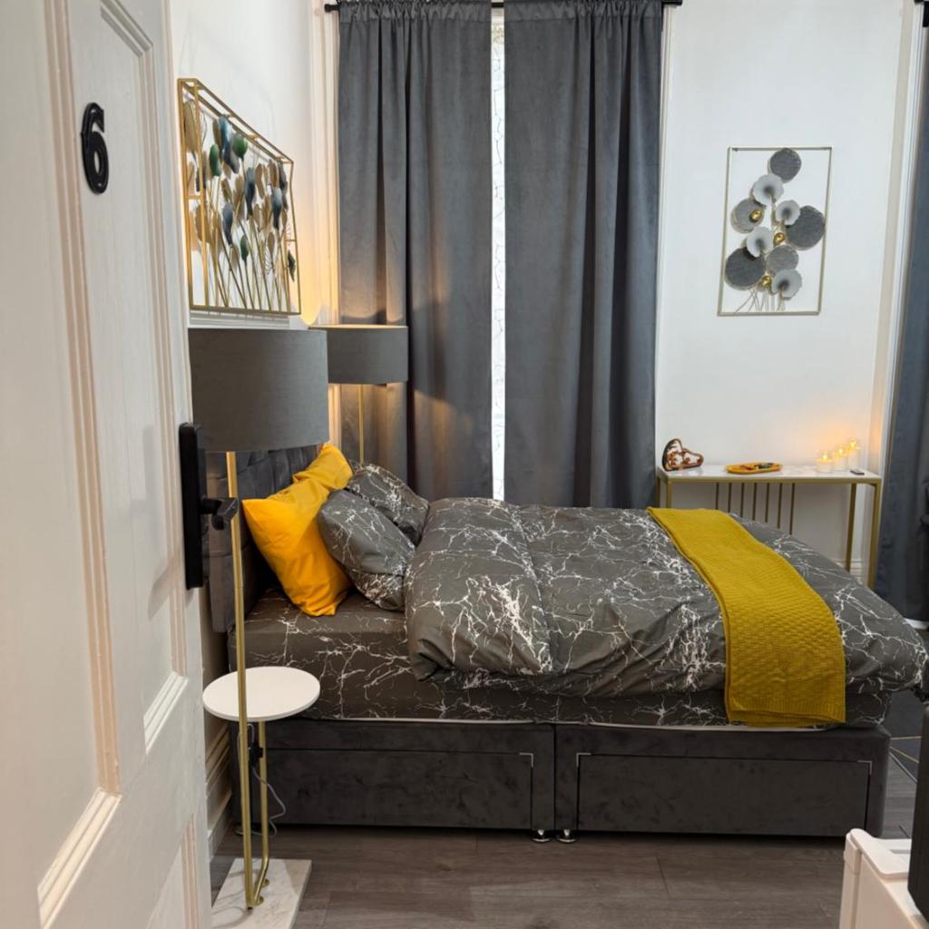 Photograph of Luxury Studio in Victoria, 7 minutes walk to Victoria Station, Room 6