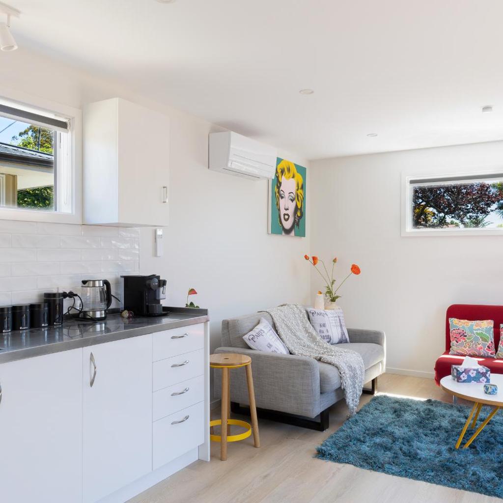 Photograph of Classy Modern Unit close to Airport, Shops and Bus