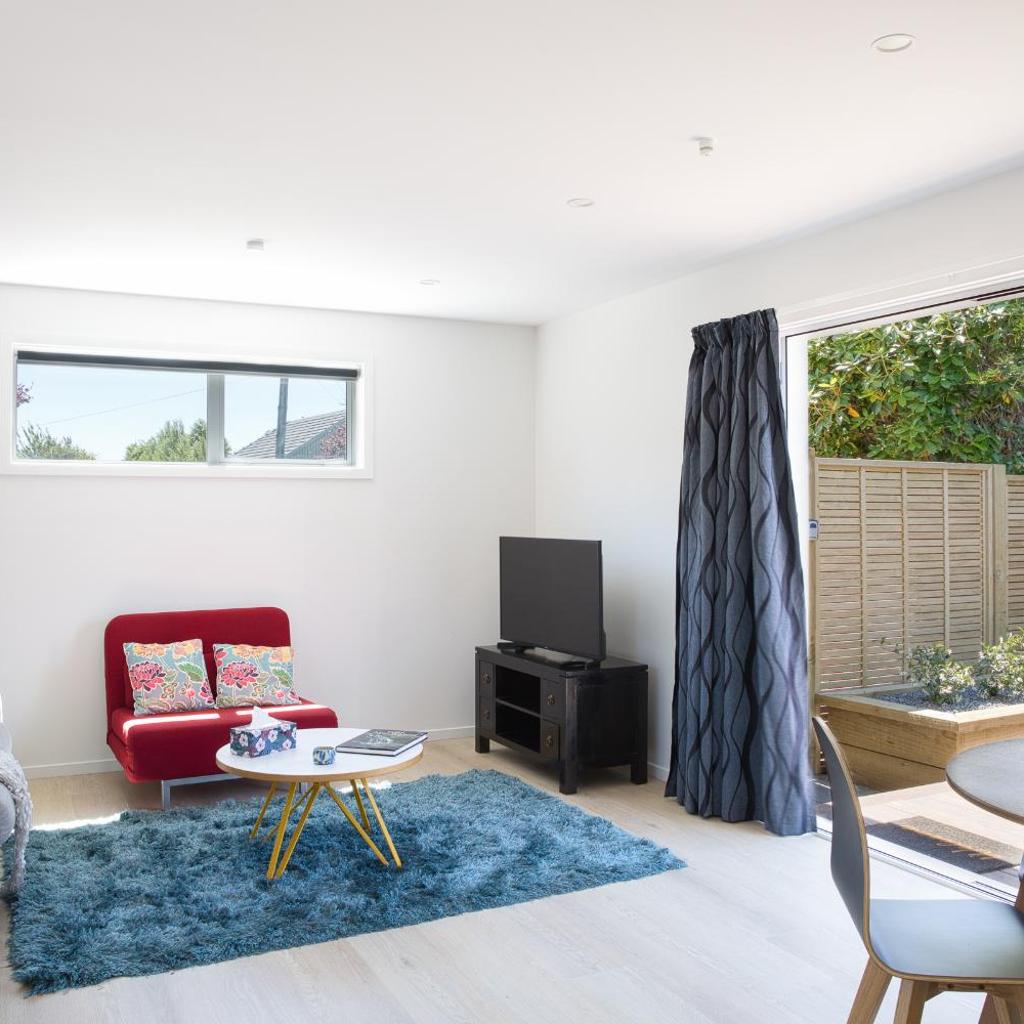 Photograph of Classy Modern Unit close to Airport, Shops and Bus