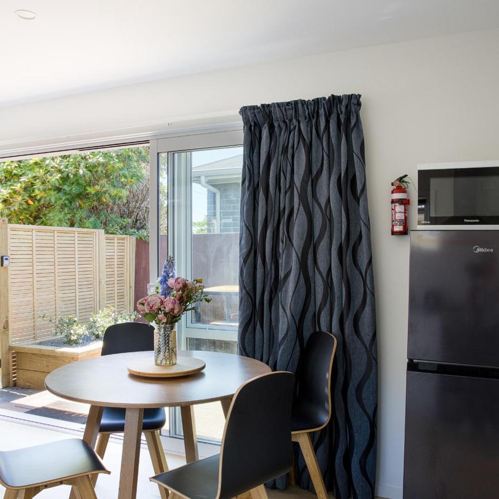 Photograph of Classy Modern Unit close to Airport, Shops and Bus