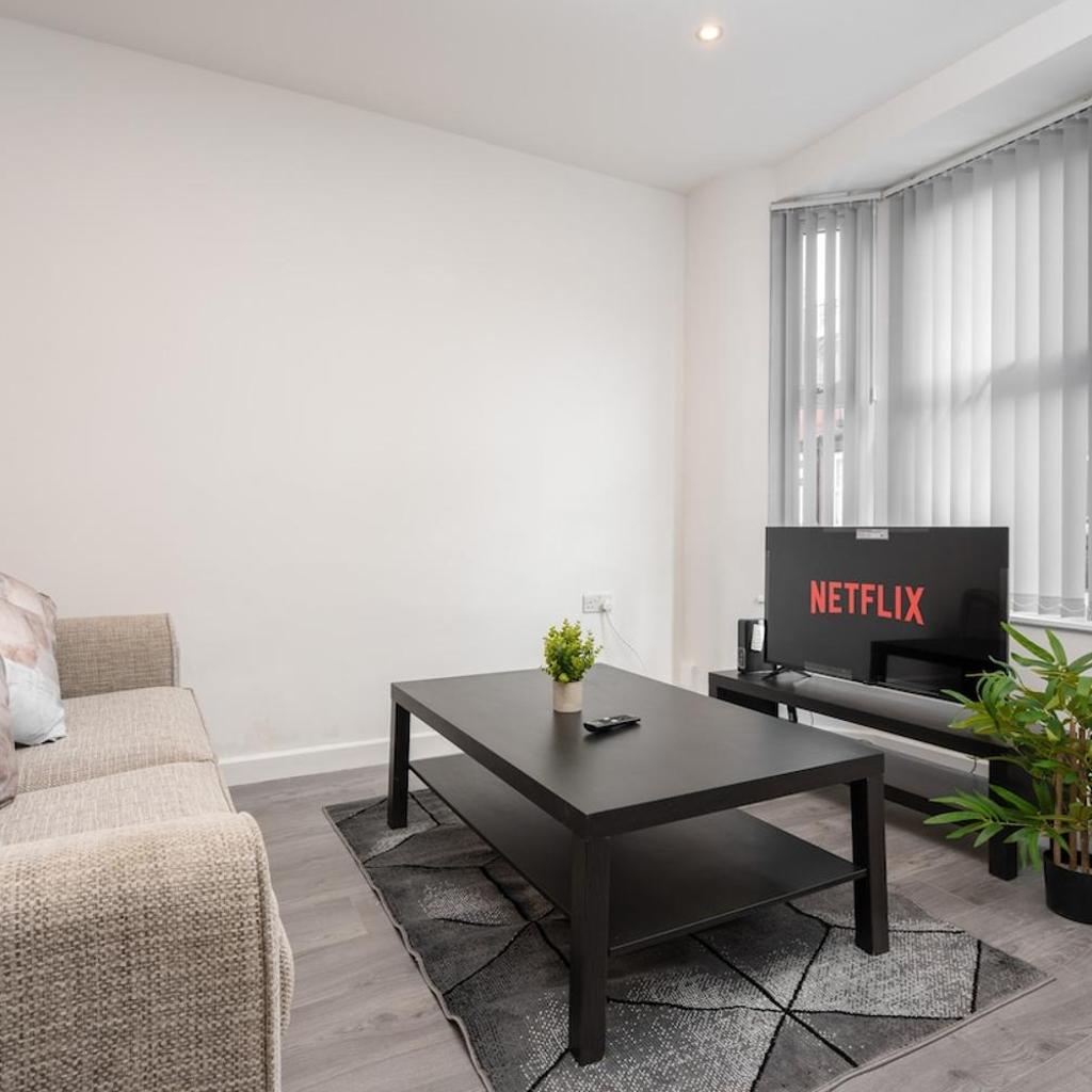 Photograph of Beautiful House - Free Parking - 5 mins to centre