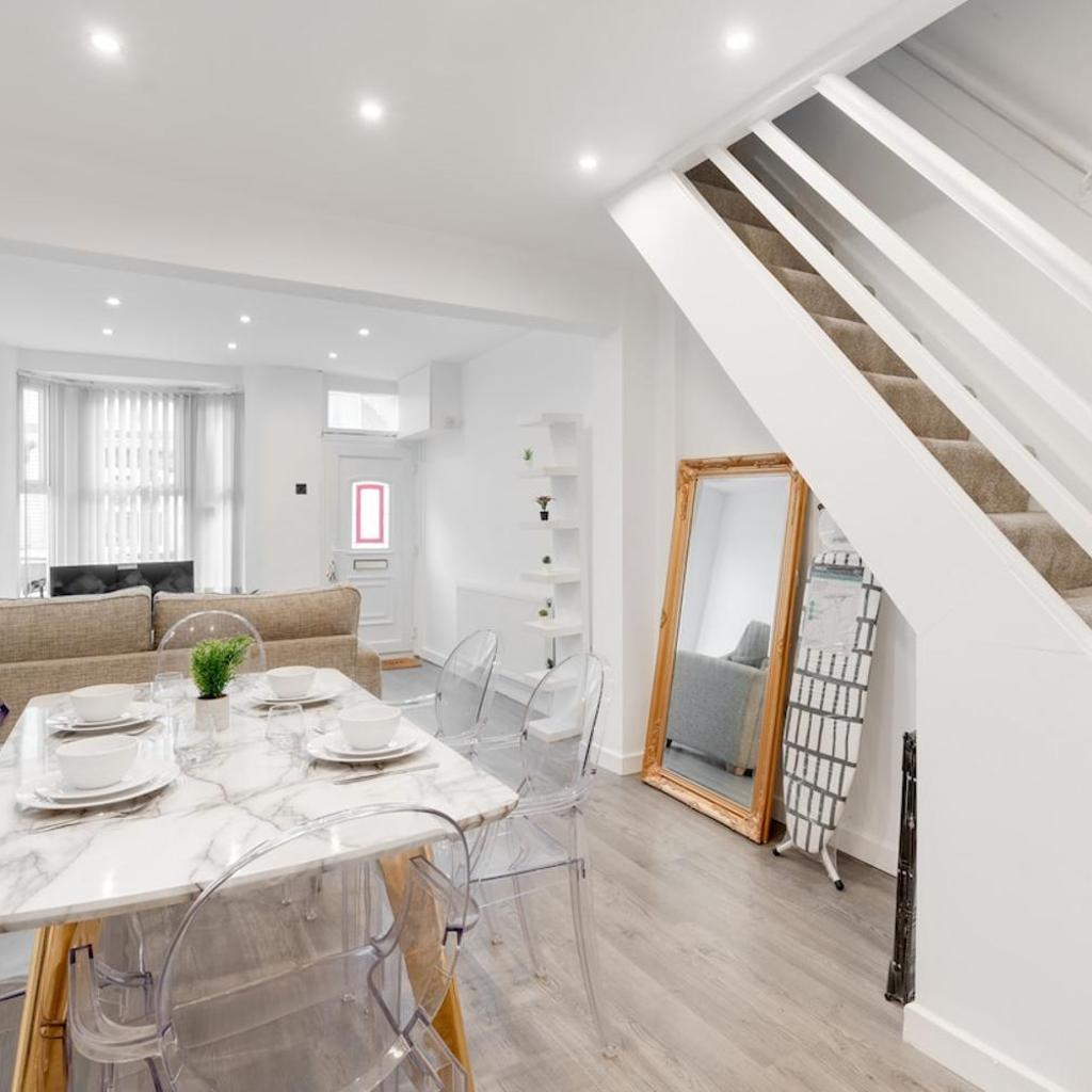Photograph of Beautiful House - Free Parking - 5 mins to centre
