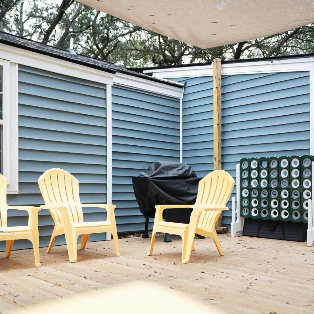 Photograph of Palmetto Porch - Family Home Near Park Circle