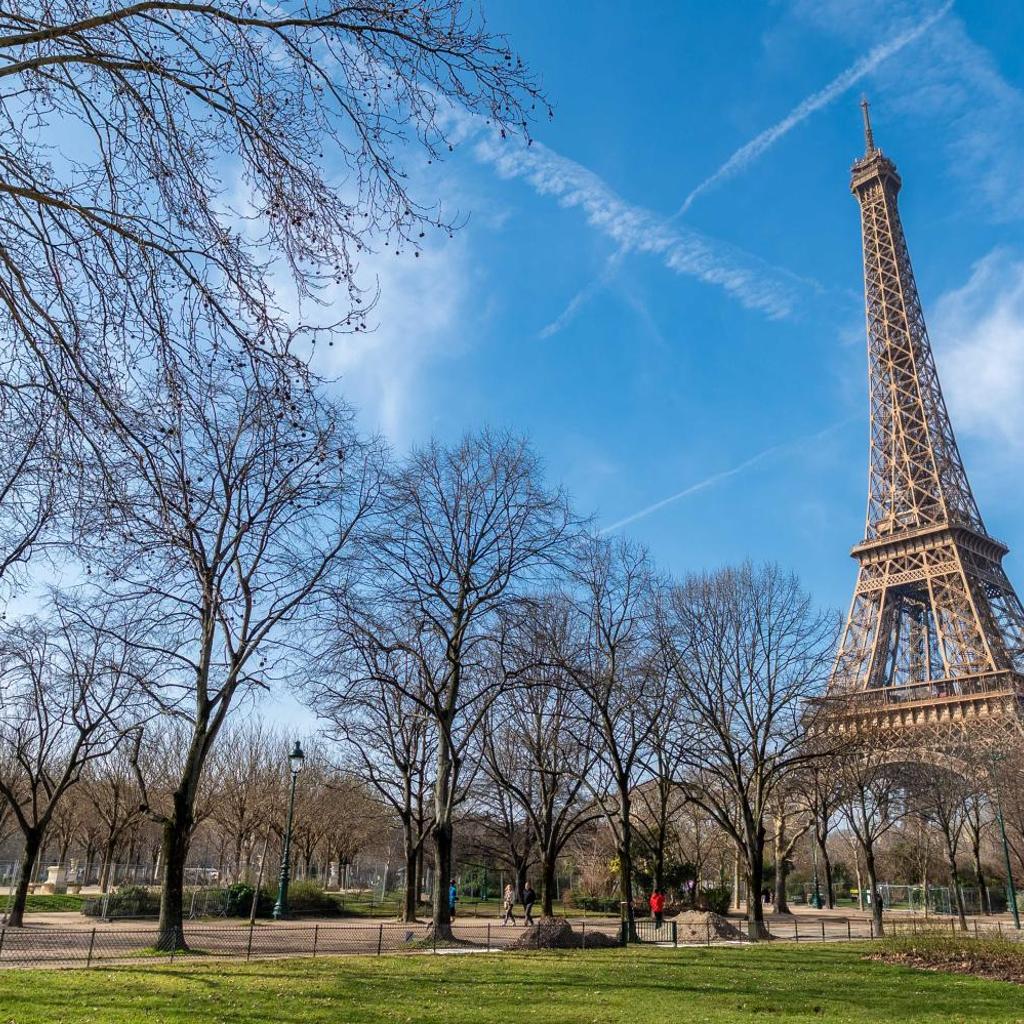 Photograph of AC & Duplex Close to Eiffel Tower - 20 min Away