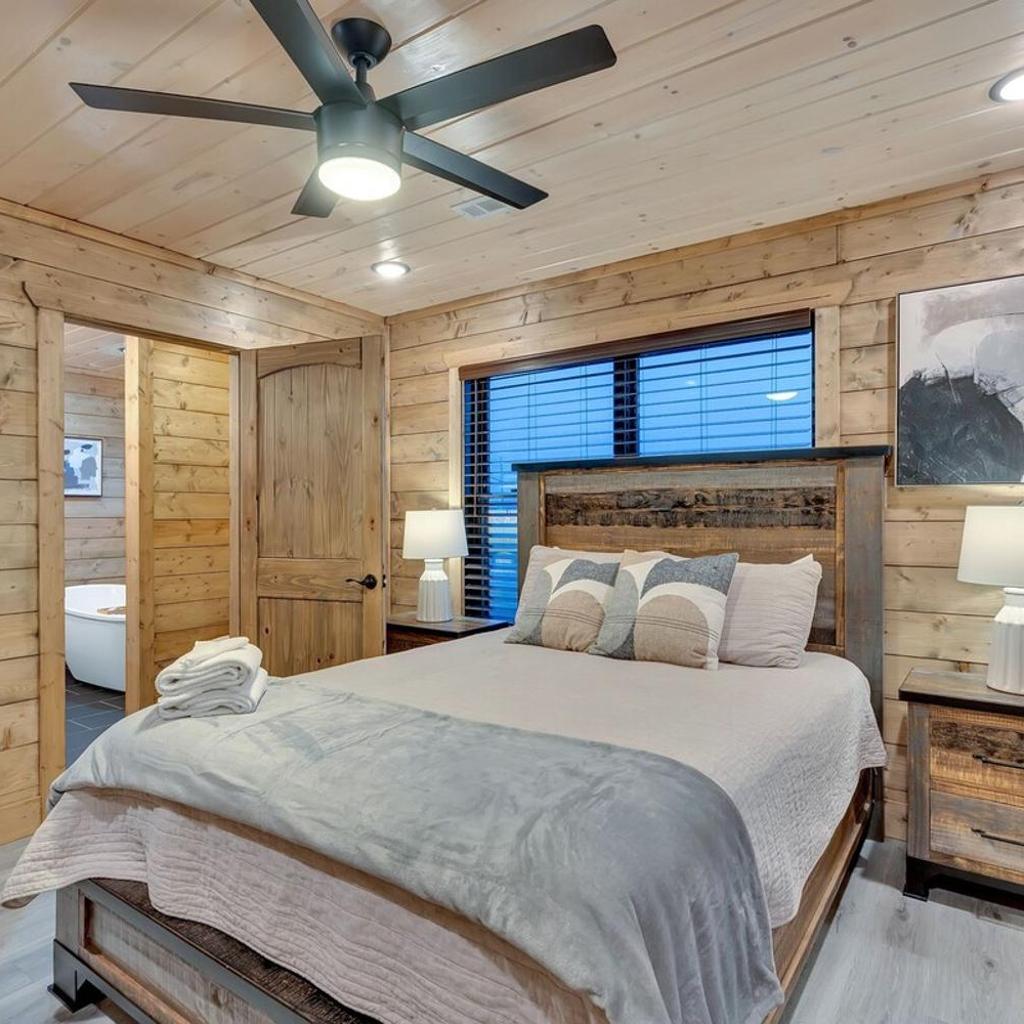 Photograph of Honeybear Hideaways - Luxury Cozy Cabin with Theater, Game Room and Hot Tub