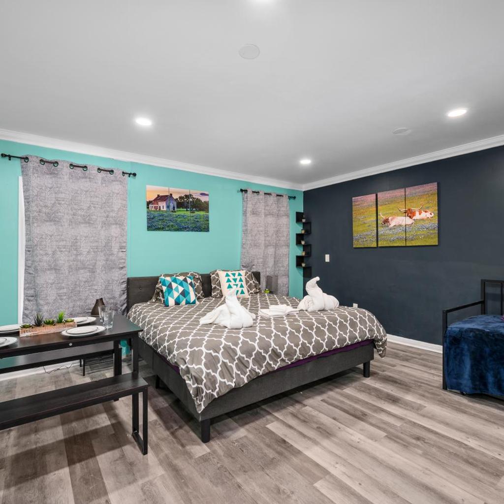 Photograph of Mins to Midtown Heights Studio Apt with Free Parking
