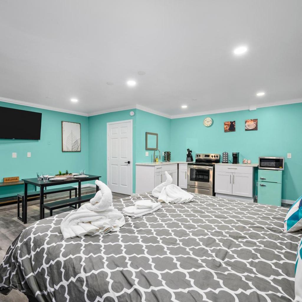 Photograph of Mins to Midtown Heights Studio Apt with Free Parking