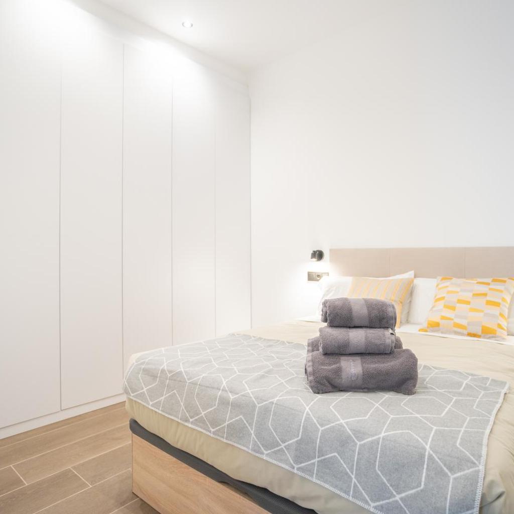 Photograph of Valencia Central Flats-Moderno, junto al Roig Arena