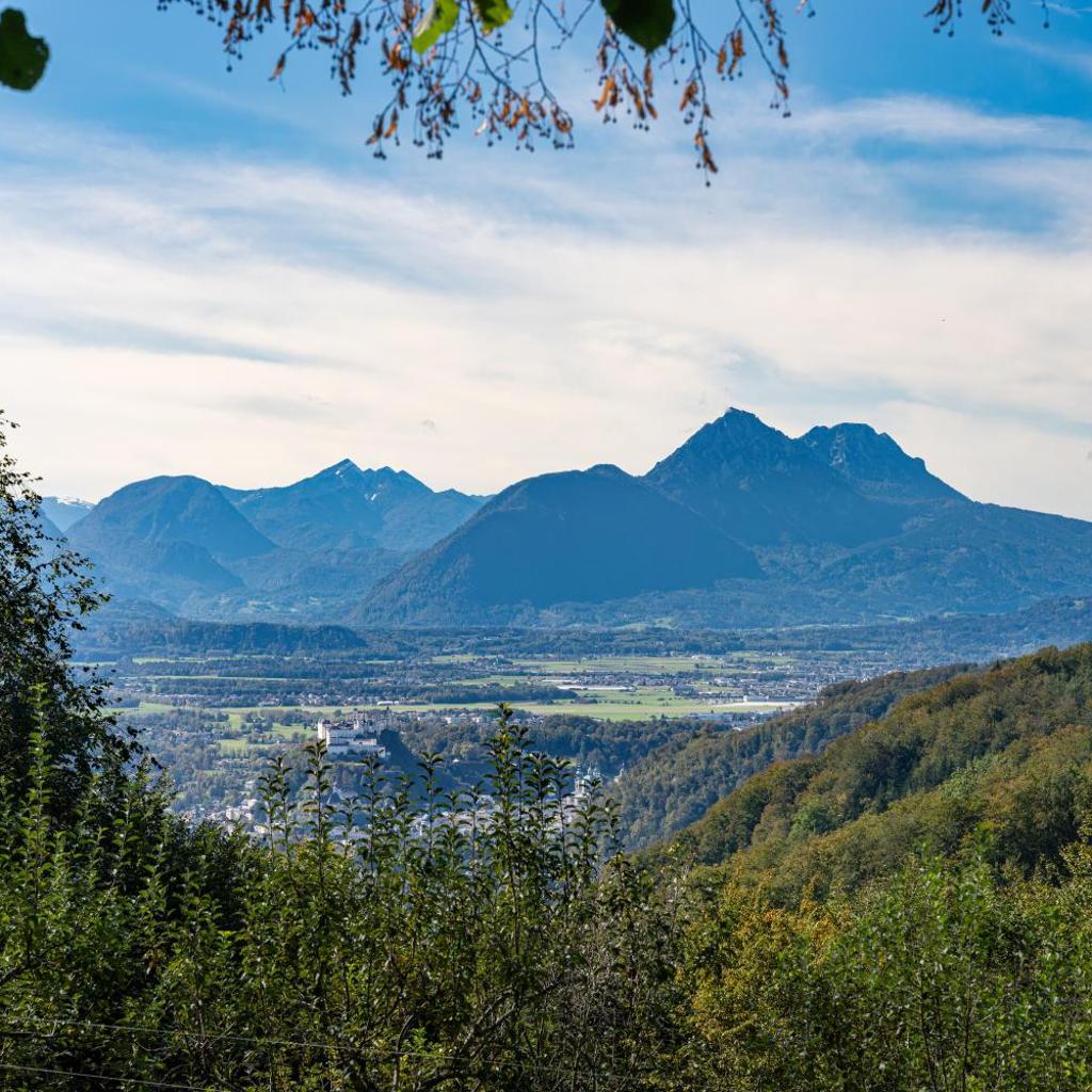 Romantik Hotel Die Gersberg Alm mit Panoramablick auf Salzburg und Outdoor Pool ab Mai — 