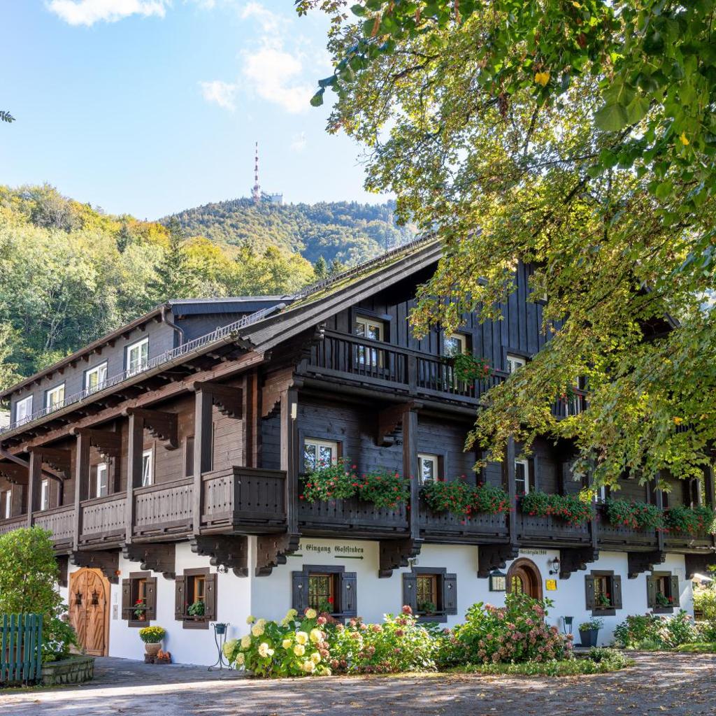 Romantik Hotel Die Gersberg Alm mit Panoramablick auf Salzburg und Outdoor Pool ab Mai — 