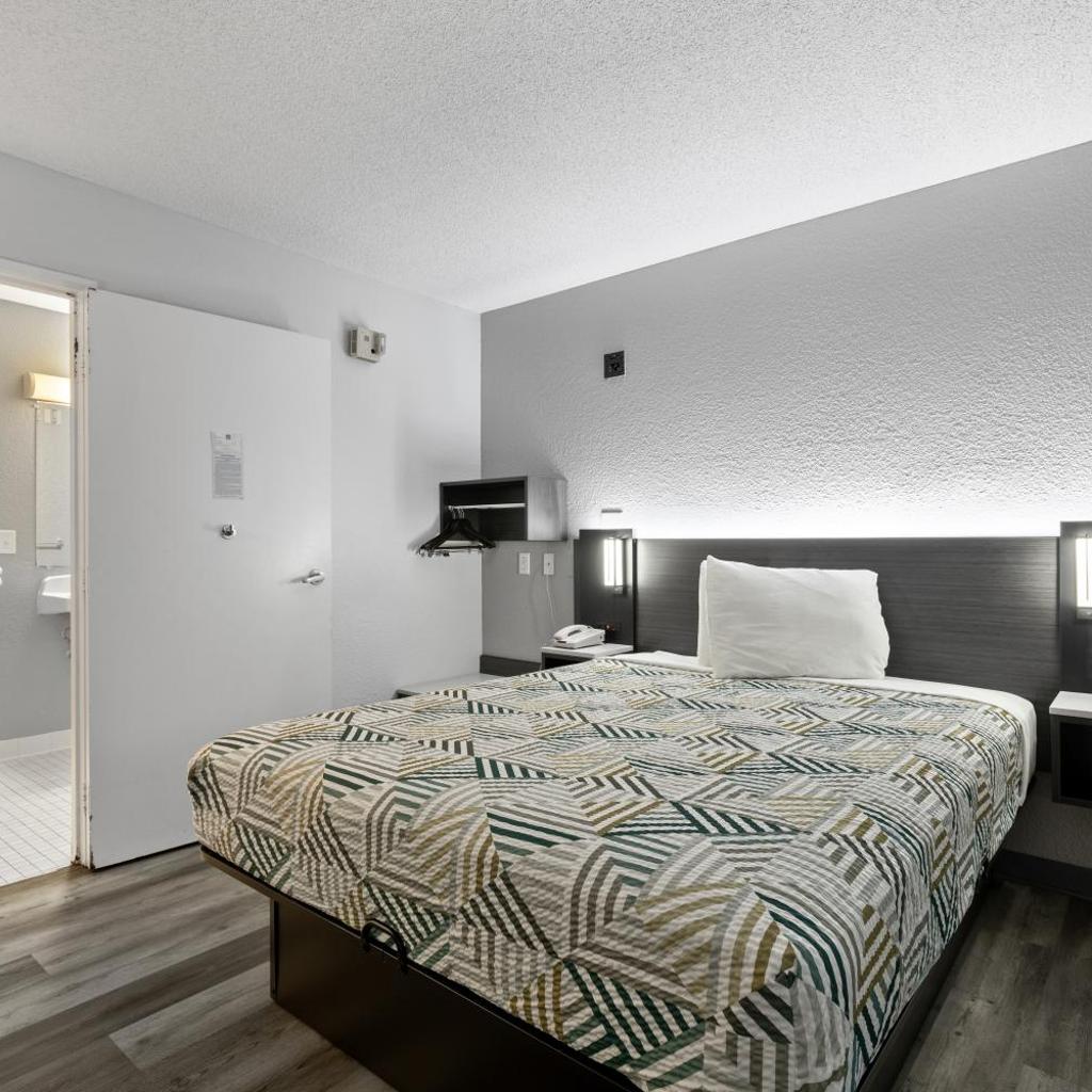 Photograph of Motel 6-San Diego, CA - North