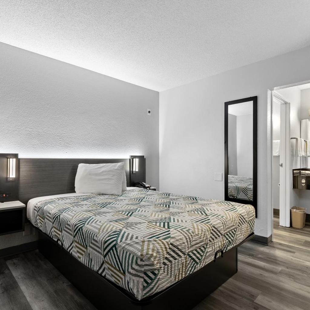Photograph of Motel 6-San Diego, CA - North