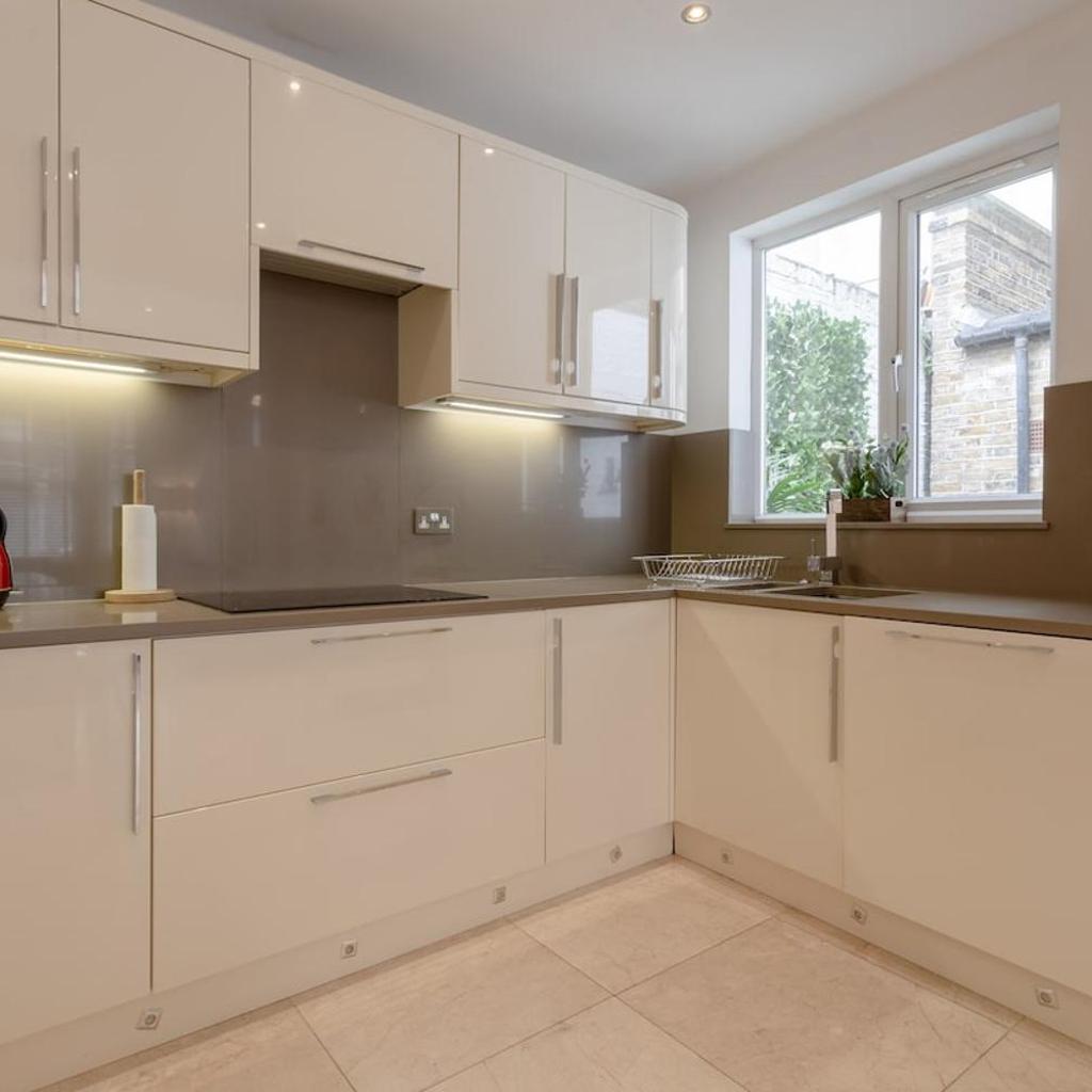 Photograph of Bright Modern Large 1 Bed Flat in Battersea Clapham Junction