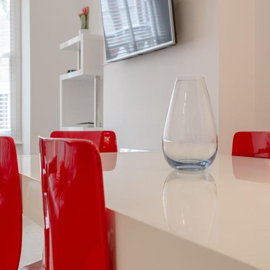 Photograph of Bright Modern Large 1 Bed Flat in Battersea Clapham Junction