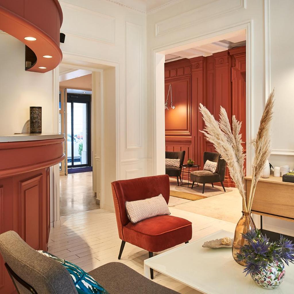 Photograph of Hotel Cervantes by Happyculture
