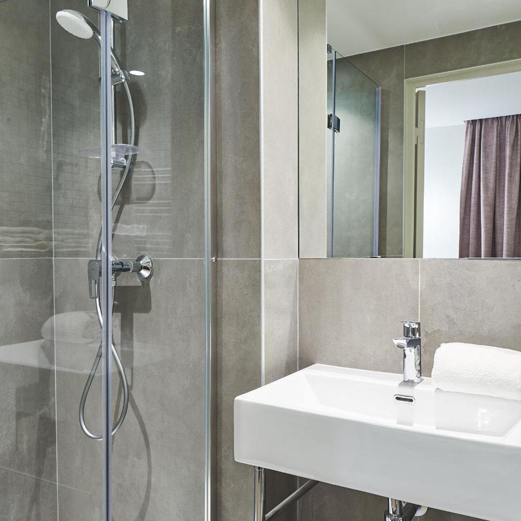Photograph of Hotel Cervantes by Happyculture