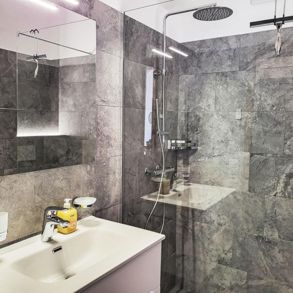 Image 4 - Apartment Residenza Miralago Apt- C28 by Interhome