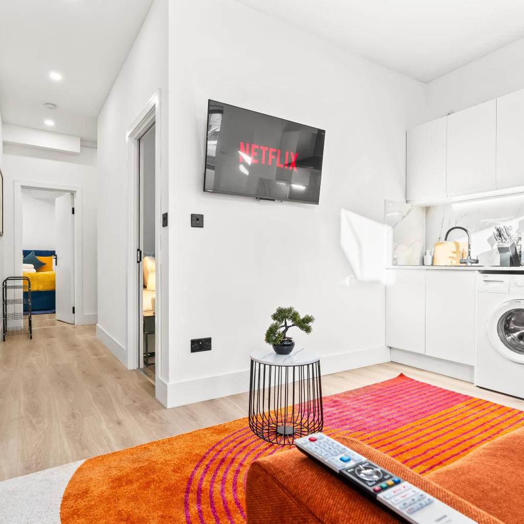 Photograph of Modern Central London 4 Bed - Free Parking