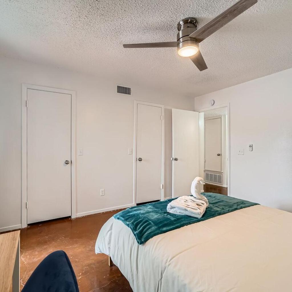 Photograph of Your 2B Getaway - Steps 2 Dtwn - Sleeps 6 - Pool and Prkg