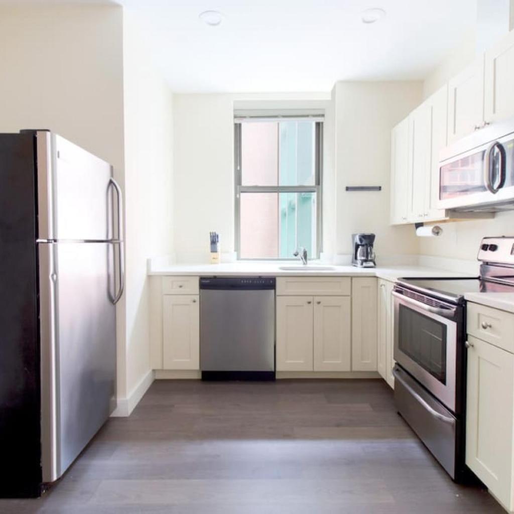 Photograph of Downtown Luxury 1BR Pets Welcome Washer and Dryer in Building