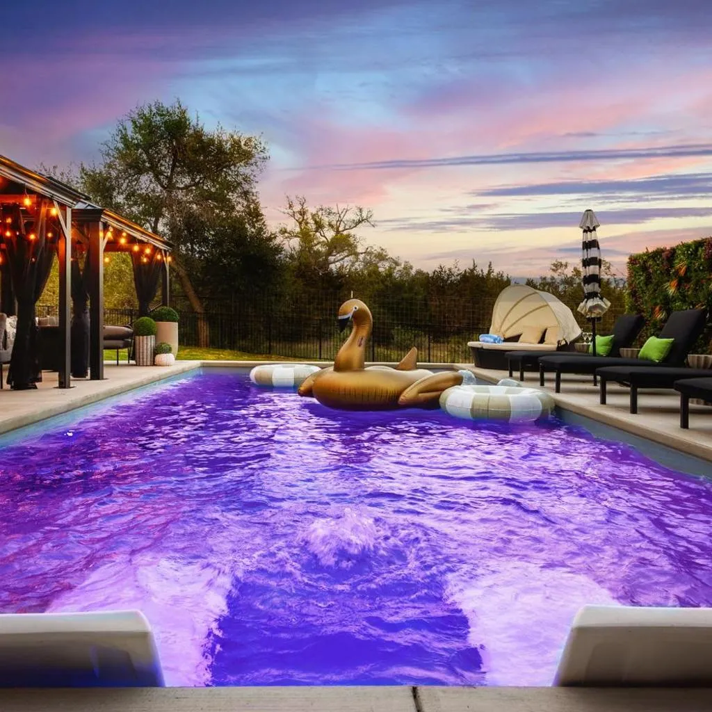 Designer Home with Hot Tub BBQ & Hill Views