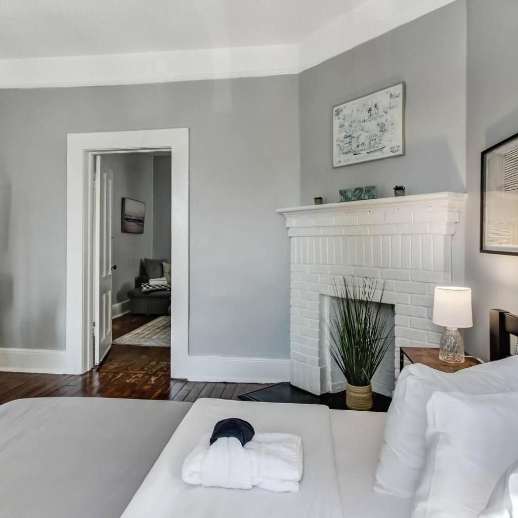 Photograph of Spacious 2BDR Park Side Victorian District
