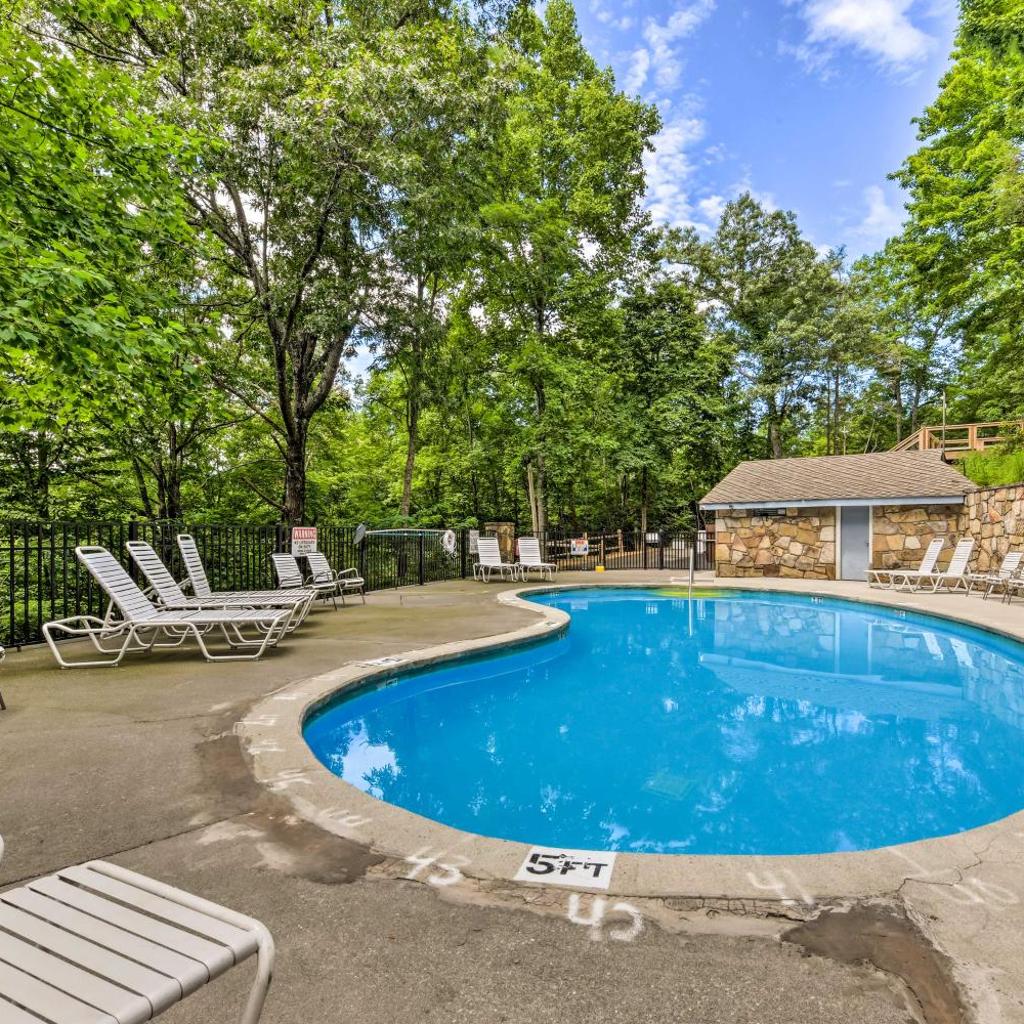 Photograph of Cobbly Nob Golf Retreat: Hot Tub, Arcade Game Room