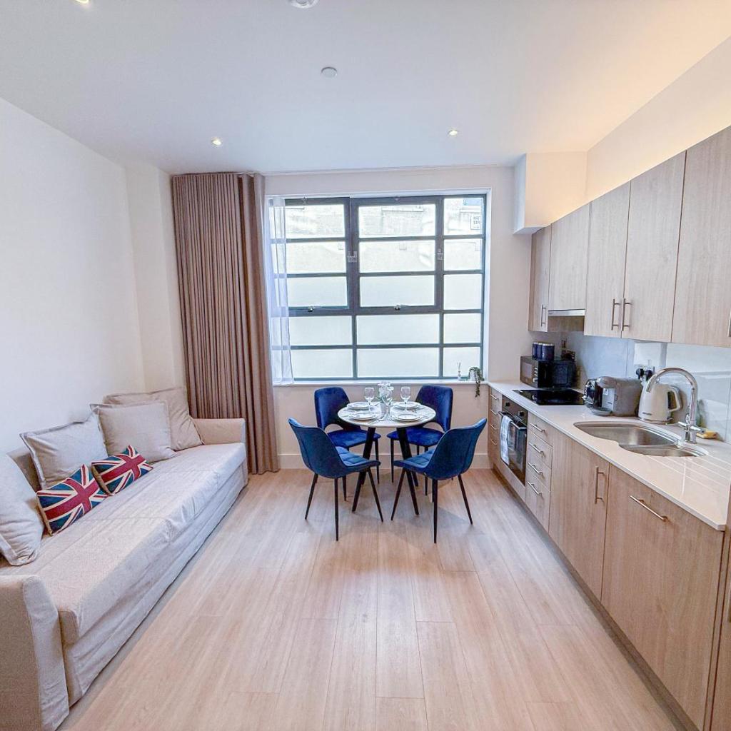 Photograph of 3-BDR with Balcony and 7 AC Studio Apartments in Marylebone near Regents Park & Baker St by Staylio London