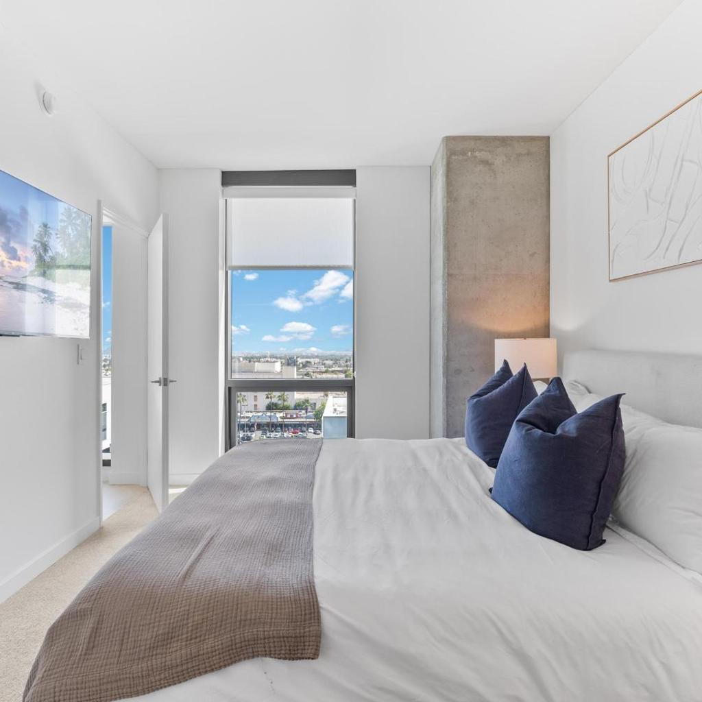 Photograph of Rooftop Pool Modern 2BR, 2BA - Panoramic Hollywood views