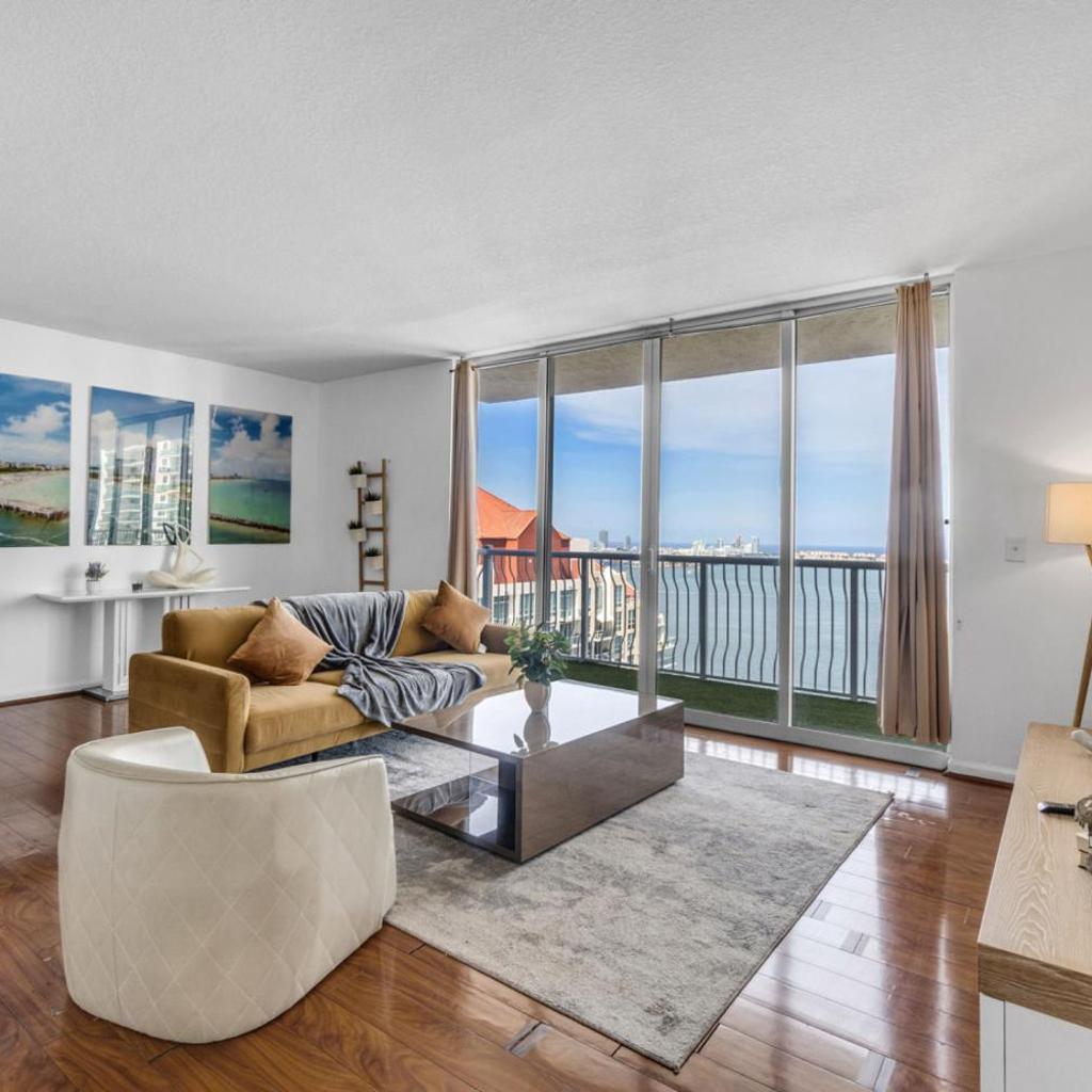 Photograph of City-View Retreat in Brickell 2BR and Free Parking