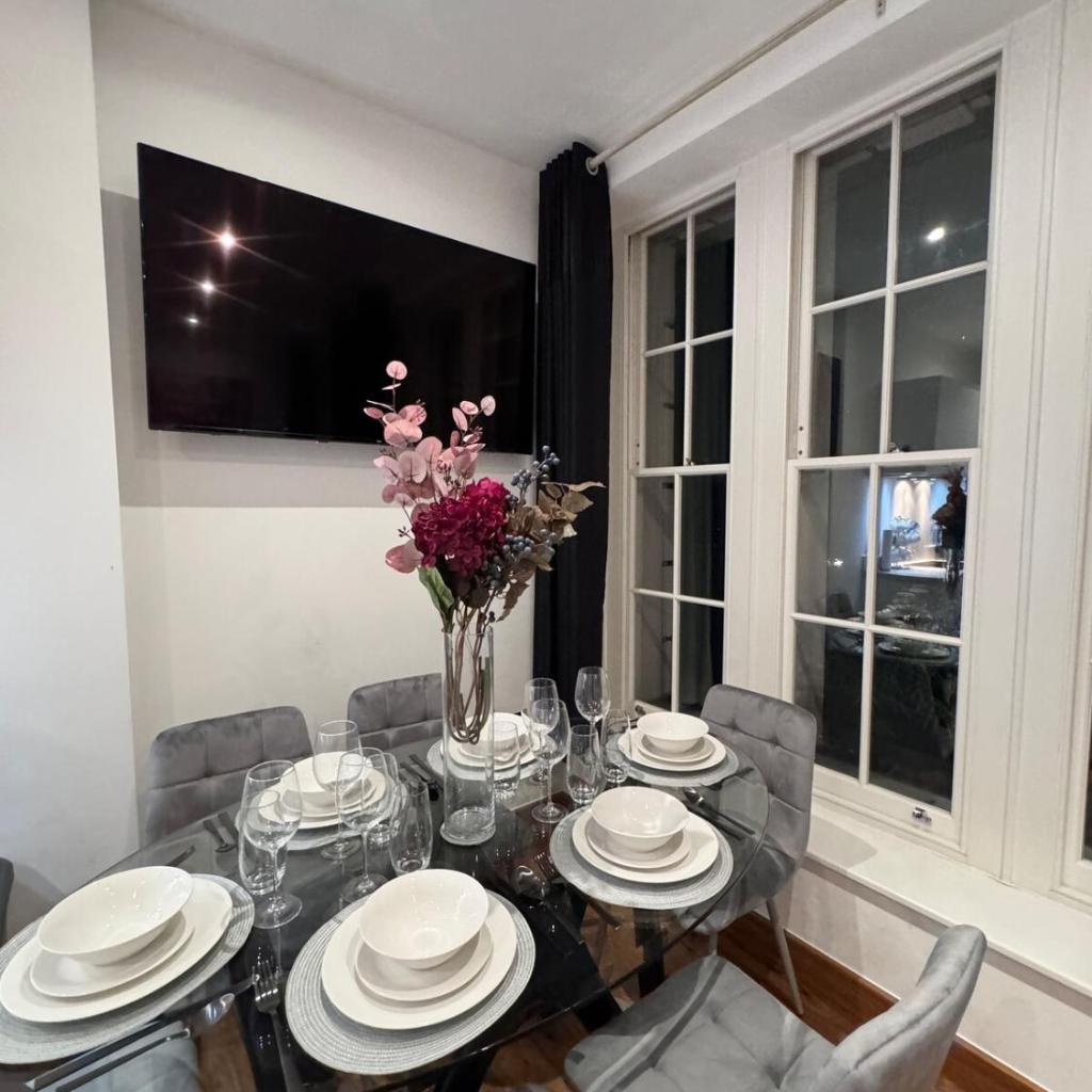Photograph of 2BD Luxurious Holborn Apartments