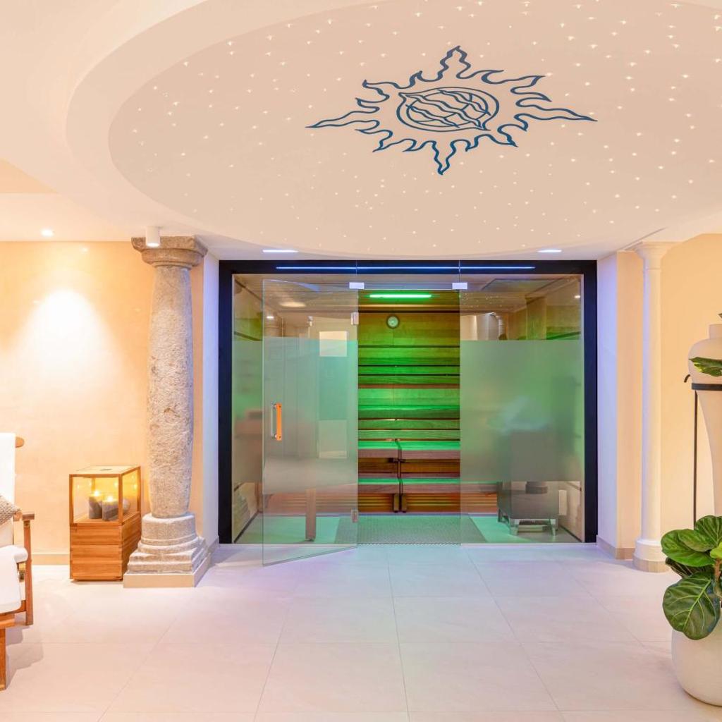 Romantik Hotel Die Gersberg Alm mit Panoramablick auf Salzburg und Outdoor Pool ab Mai — 