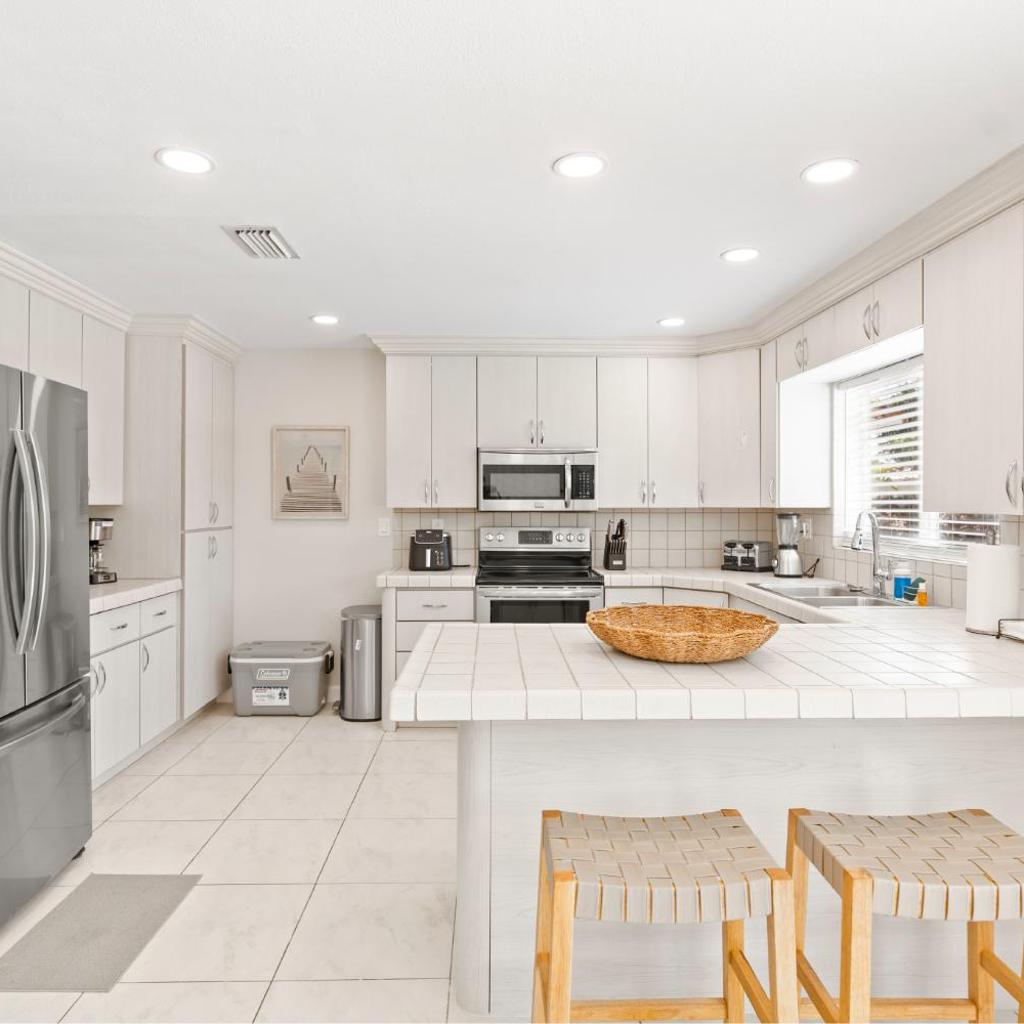Photograph of 6BR 3BA Heated Pool Miami Vacation