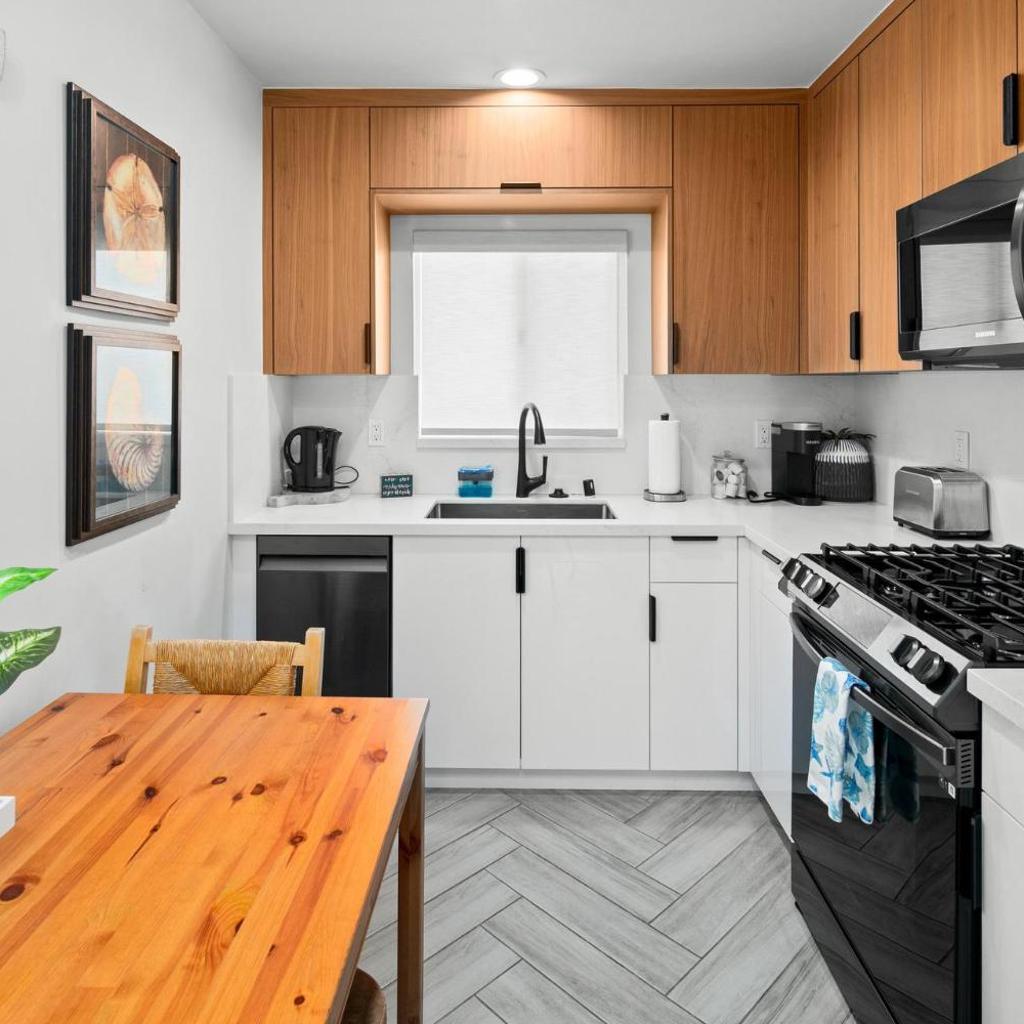 Photograph of Modern 1 BR Apt - Walk to Ocean & Cafes