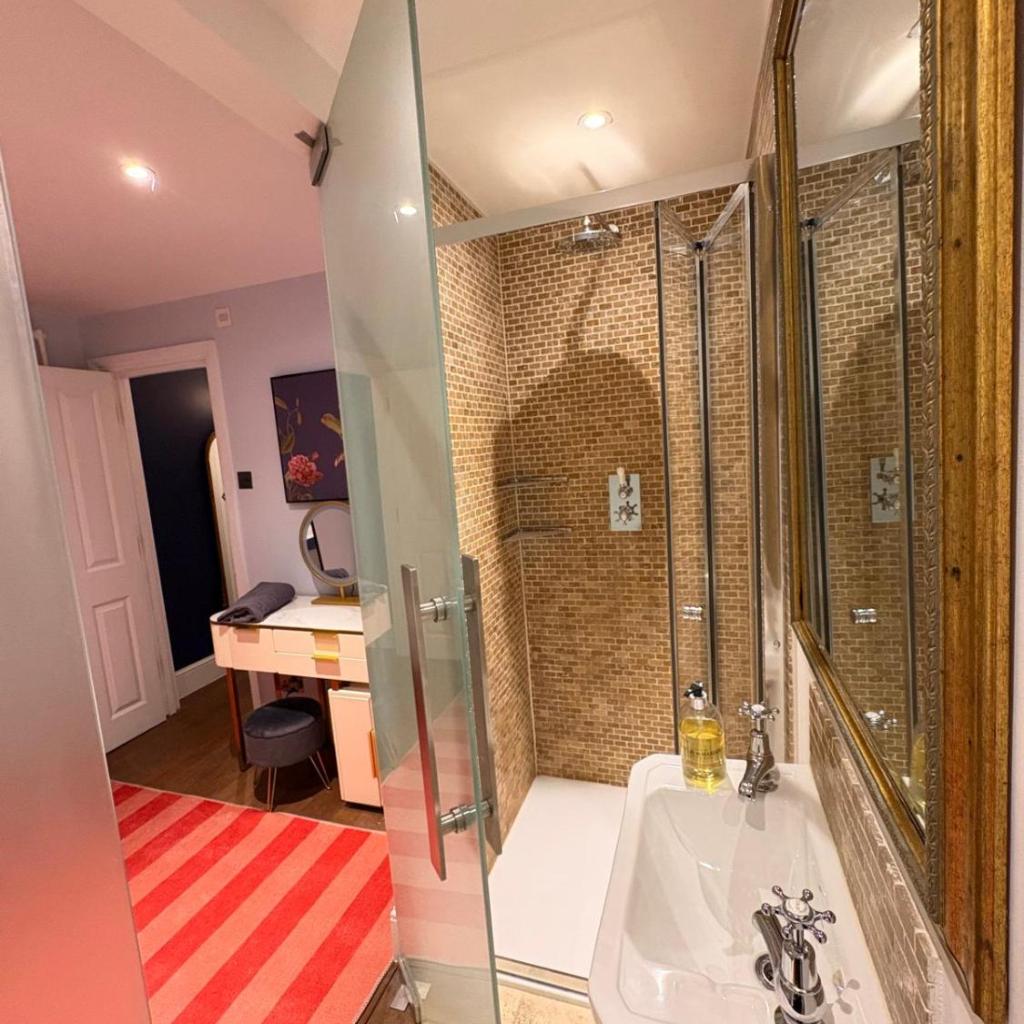 Photograph of Stunning 4 Bed Town House with Terrace in London