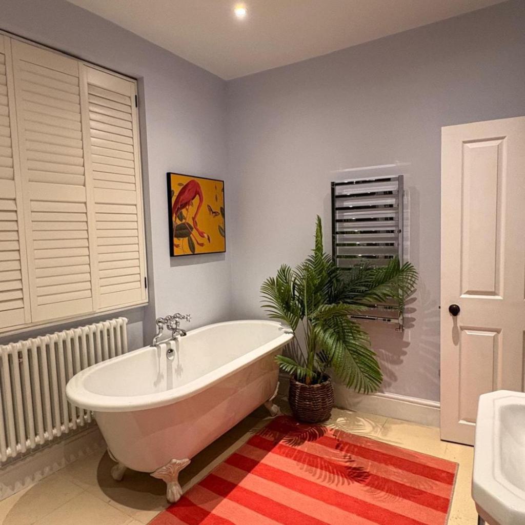 Photograph of Stunning 4 Bed Town House with Terrace in London