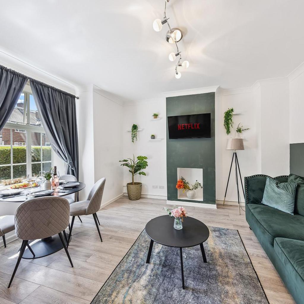 Photograph of Modern and Comfortable Spacious 3 Bedroom House with Large Private Garden